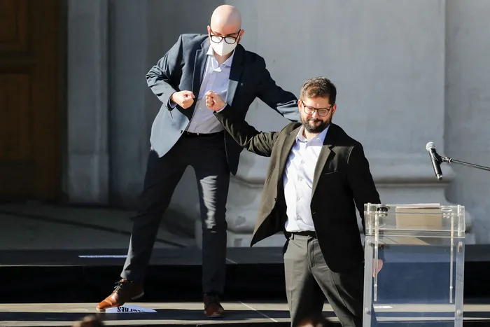 Giorgio Jackson y el expresidente de Chile, Gabriel Boric, durante la presentación del gabinete de Presidencia, el 21 de enero de 2022, en el Museo de Historia Natural de Santiago. · Foto: Javier Torres AFP