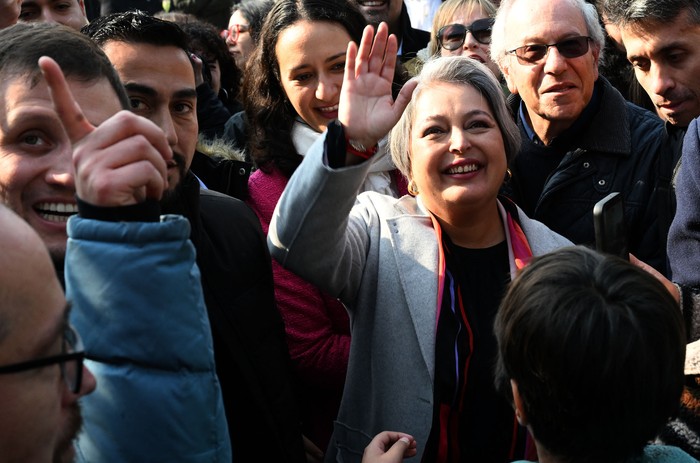 Jeannette Jara, candidata presidencial chilena, el 29 de junio, tras votar en las primarias del partido gobernante. · Foto: Rodrigo Arangua, AFP