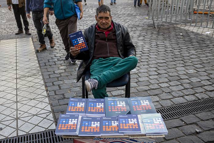 Venta ambulante de ejemplares de la nueva Constitución en el centro de Santiago (12.07.2022). · Foto: Martín Bernetti, AFP