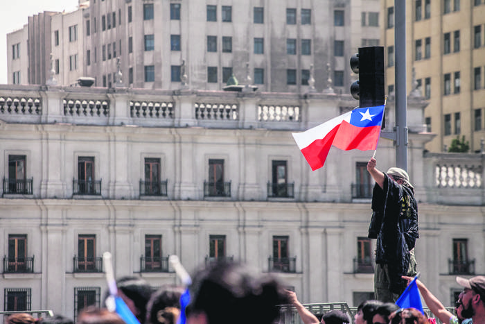 Manifestaciones contra el expresidente Sebastián Piñera, el 11 de noviembre de 2019, frente al Palacio de la Moneda, en Santiago. · Foto: Fernando Lavoz, AFP