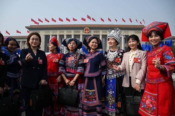 Delegadas de minorías étnicas posan luego de la sesión de apertura de la Asamblea Popular Nacional, frente al Gran Salón del Pueblo, en Beijing (05.03.2023). · Foto: Noel Celis, AFP