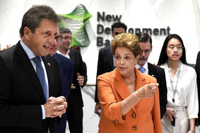 Sergio Massa, ministro de Economía de Argentina, y Dilma Rousseff,  presidenta del Nuevo Banco de Desarrollo de Brasil, en Shanghái, China (01.06.2023). · Foto: Ministerio de Economía de Argentina, AFP