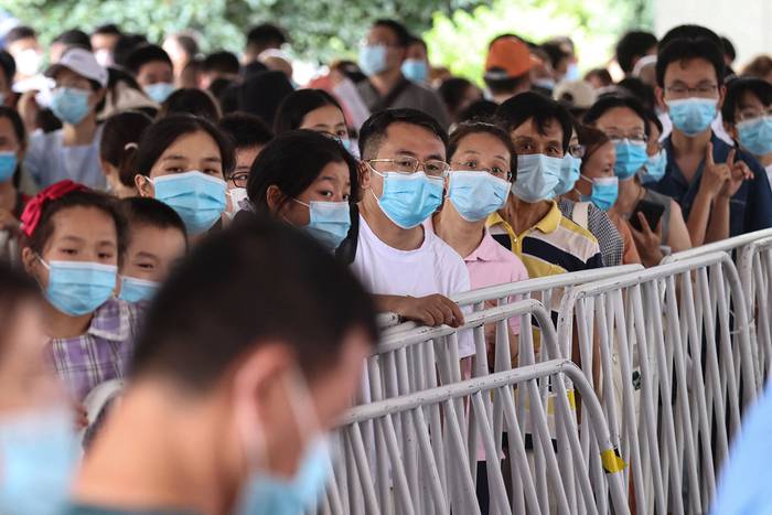 Cola para recibir pruebas de ácido nucleico para el coronavirus Covid-19, el miércoles, en Nanjing, en la provincia oriental de Jiangsu, China. · Foto: AFP, s/d de autor