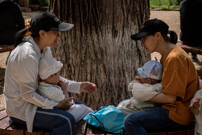 Dos mujeres y sus bebés en un parque de Beijing el 25 de mayo de 2021. Foto: Nicolás Asfouri/ AFP 
