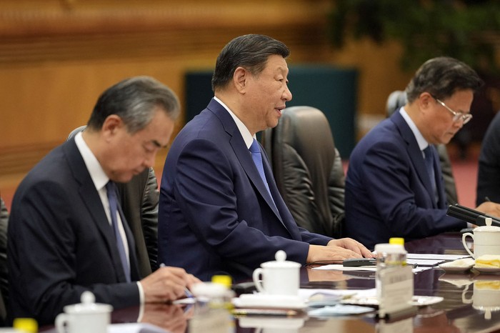 Xi Jinping (c), durante una reunión, el 12 de julio, en el Gran Palacio del Pueblo de Pekín. · Foto: Vincent Thian, pool, AFP