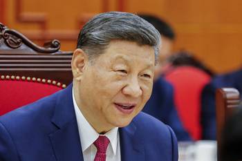 El presidente chino Xi Jinping, durante una reunión con el primer ministro de Vietnam, Pham Minh Chinh, el 14 de abril, en la Oficina del Comité Central del Partido en Hanói. · Foto: Minh Hoang, pool, AFP