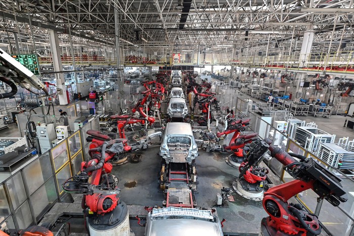 Línea de producción de vehículos eléctricos en la fábrica de Leapmotor en Jinhua, provincia oriental china de Zhejiang. · Foto: Adek Berry / AFP