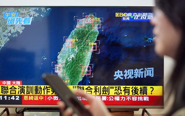Un programa de noticias de la televisión taiwanesa informa sobre ejercicios militares chinos en Taipéi el 1º de abril. · Foto: Ichiro Ohara, Yomiuri Shimbun, AFP