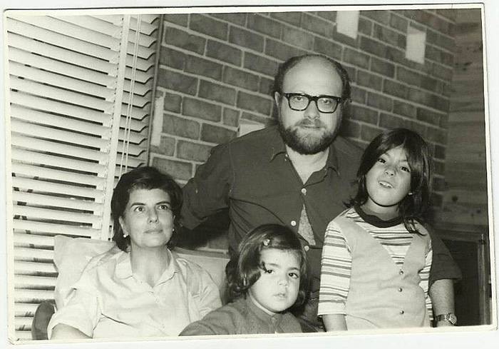 Tamara y Maya Chiz con su padre Mario y su madre Alma.