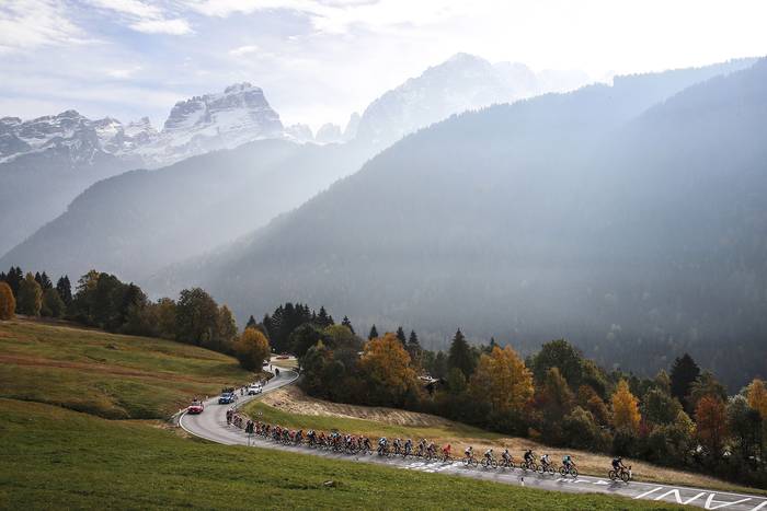 Ruta entre Pinzolo y el lago de Cancano, el 22 de octubre, durante la etapa 18 del Giro de Italia. · Foto: Luca Bettini, AFP