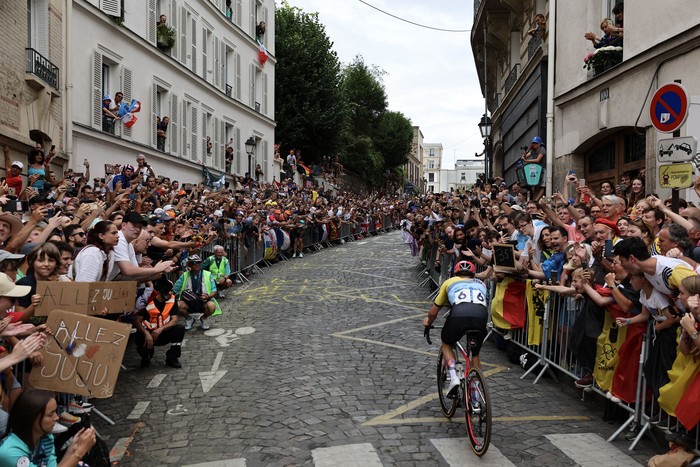 El belga Remco Evenepoel en una escapada solitaria en Montmartre durante la carrera de ciclismo, el 3 de agosto, durante los Juegos Olímpicos de París 2024. · Foto: Tim De Waele, pool, AFP