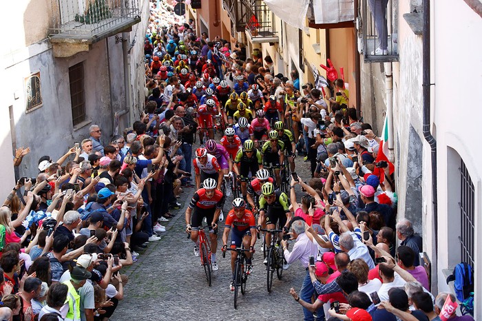 Muralla de San Mauricio en la ciudad de Pinerolo durante la etapa doce del Giro de Italia. · Foto: Luk Benies