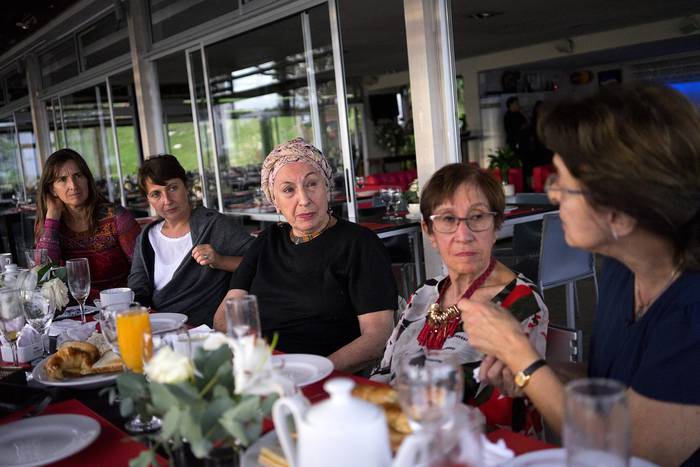 Mabel Berois, Paola Scavone, presidenta de la SUM, Lilián Frioni, Alicia Arias y Magela Laviña. · Foto: Mariana Greif