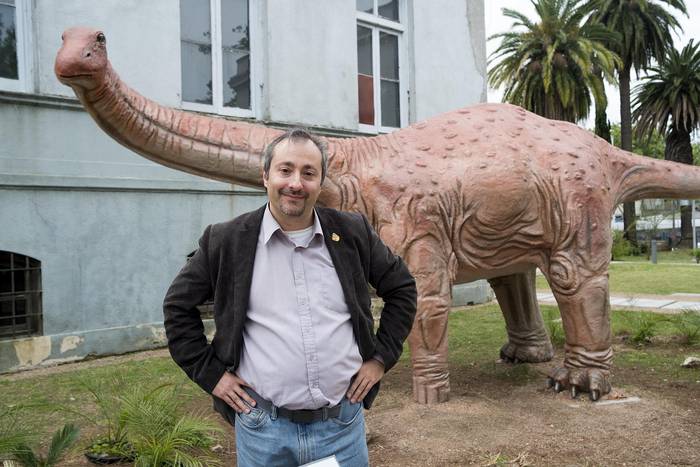 Ernesto Blanco junto a una reconstrucción de un dinosaurio herbívoro perteneciente al grupo de los “titanosaurios”, en el Museo Nacional de Historia Natural.  · Foto: Pablo Vignali