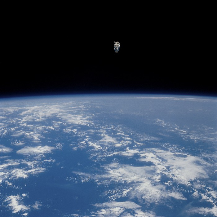 El astronauta Bruce McCandless en su unidad de maniobra se aleja del Challenger, 1984. Foto: JSC-NASA