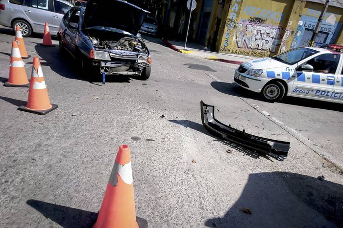 Siniestro de tránsito en la calle Magallanes de Montevideo (archivo, enero de 2018). · Foto: Javier Calvelo, adhocFOTOS