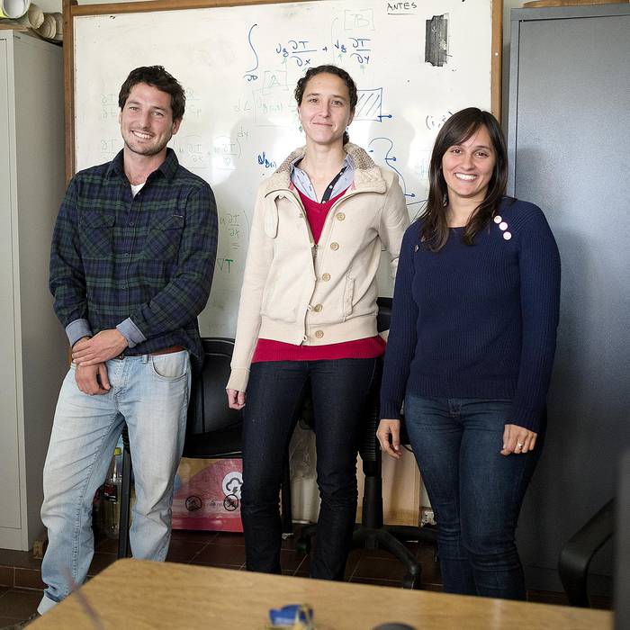 Gastón Manta, Camila de Mello y Romina Trinchín, en la facultad de Ciencias.  · Foto: Pablo Vignali