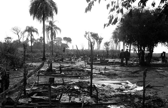 Campamento campesino en Marina Cué, el 16 de junio, destruido y quemado por la Policía el día anterior. foto: coordinadora nacional de organizaciones de mujeres trabajadoras, rurales e indígenas (conamuri) · Foto: Coordinadora Nacional de Organizaciones de Mujeres