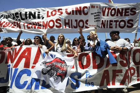 Movilización de “cincuentones”, frente al edificio anexo del Palacio Legislativo. (archivo, diciembre de 2017) · Foto: Federico Gutiérrez Movilización de “cincuentones”, frente al edificio anexo del Palacio Legislativo. (archivo, diciembre de 2017) · Foto: Federico Gutiérrez