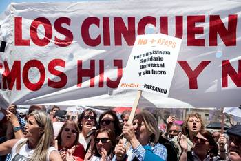 Manifestación de los llamados "cincuentones", el 5 de diciembre de 2017, frente al Palacio Legislativo. · Foto: Ricardo Antúnez, adhocFOTOS