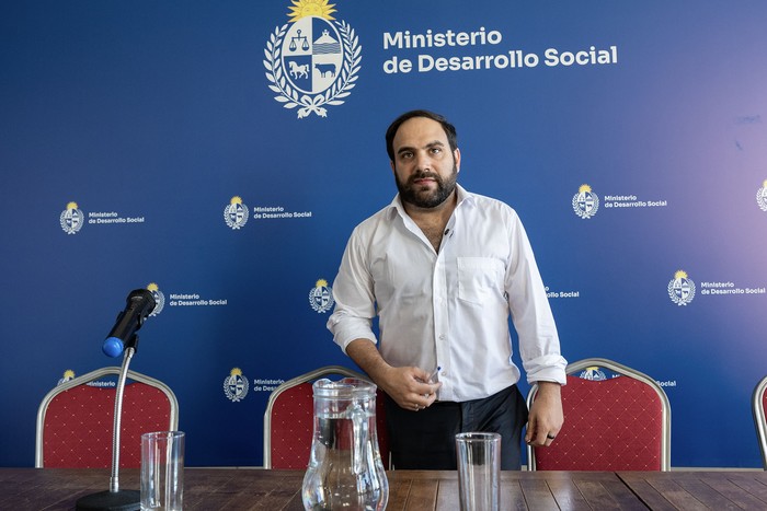 Gonzalo Civila, durante la firma del acuerdo entre el MIDES, la ANDE y República Microfinanzas, el 3 de diciembre, en la sede del MIDES. · Foto: María Vivanco