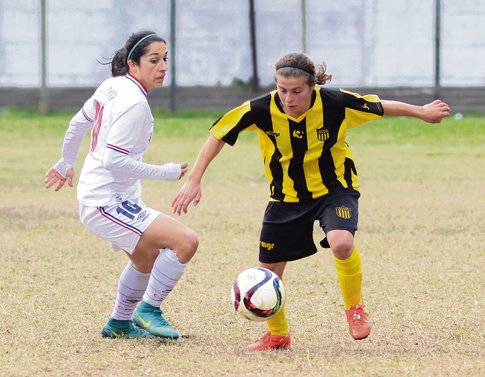 Adriana Castillo, de Nacional y Stefany Suarez de Peñarol.
Foto: pablo vignali (archivo, julio de 2017)