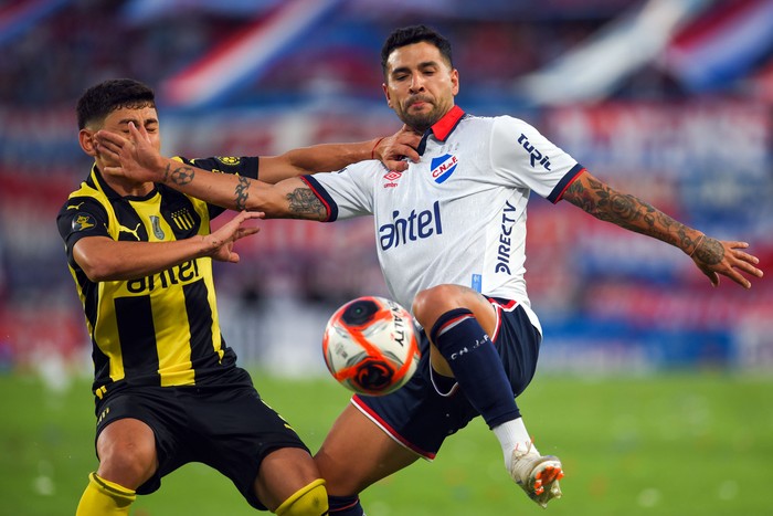 Ignacio Sosa, de Peñarol, y Gabriel Báez, de Nacional, el 9 de febrero, en el Gran Parque Central. · Foto: Gianni Schiaffarino