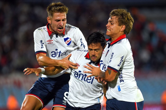 Bruno Damiani, Nicolás Rodríguez, y Jeremía Recoba, tras el primer gol de Nacional, este lunes, en el estadio Centenario. · Foto: Gianni Schiaffarino