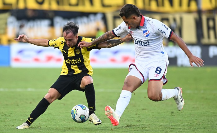 Franco González, de Peñarol, y Christian Oliva, de Nacional, el 24 de marzo. · Foto: Alessandro Maradei