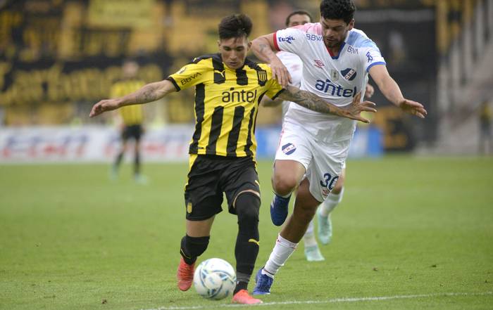 Ignacio Laquintana, de Peñarol, y Maximiliano Cantera, de Nacional, este 31 de octubre, en el Campeón del Siglo. · Foto: Alessandro Maradei