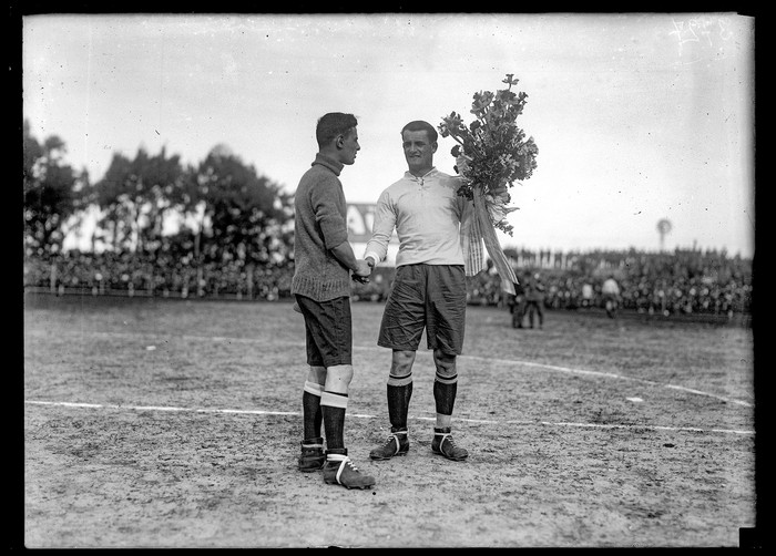 Américo Tesoriere y José Nasazzi, capitanes de la selección argentina y uruguaya antes de un partido entre sus seleccionados. Estadio Gran Parque Central, año 1924. 
Foto: s/d de autor, intendencia de Montevideo, Centro de Fotografía.