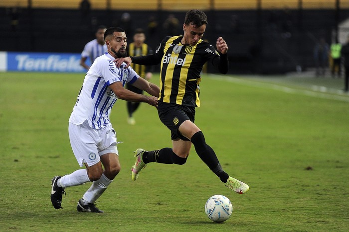 Lucas Correa, de Cerro Largo, y Nicolás Rossi, de Peñarol en el Campeón del Siglo (archivo,  junio de 2022). · Foto: Federico Gutiérrez