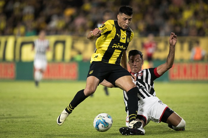 Leonardo Sequeira, de Peñarol, y Jorge Ayala, de Miramar Misiones (archivo, febrero de 2024). · Foto: Ramiro Cicao