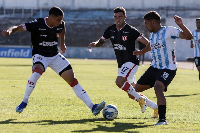 Facundo González y Valentín Amoroso, de River, y Emiliano Villar, de Cerro, el 6 de marzo, en el Tróccoli. · Foto: Camilo dos Santos