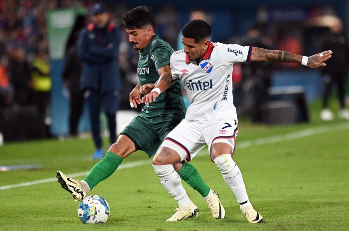 Lucas Rodríguez, de Racing, y Antonio Galeano, de Nacional, en el Gran Parque Central (archivo, mayo de 2024). · Foto: Alessandro Maradei