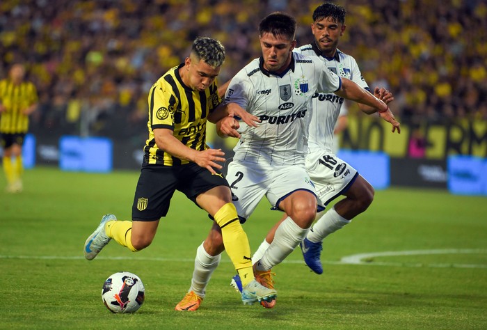 Leonardo Fernández, de Peñarol, y Edgar Elizalde, de Liverpool, el sábado, en el estadio Campeón del Siglo. · Foto: Gianni Schiaffarino