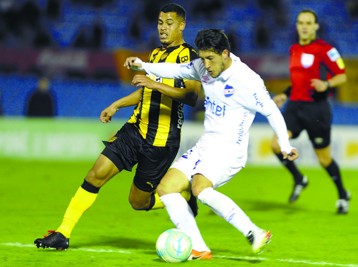 Álex Silva, de Peñarol y Alfonso Espino, de Nacional, el lunes en el Estadio Centenario. Foto: Iván Franco