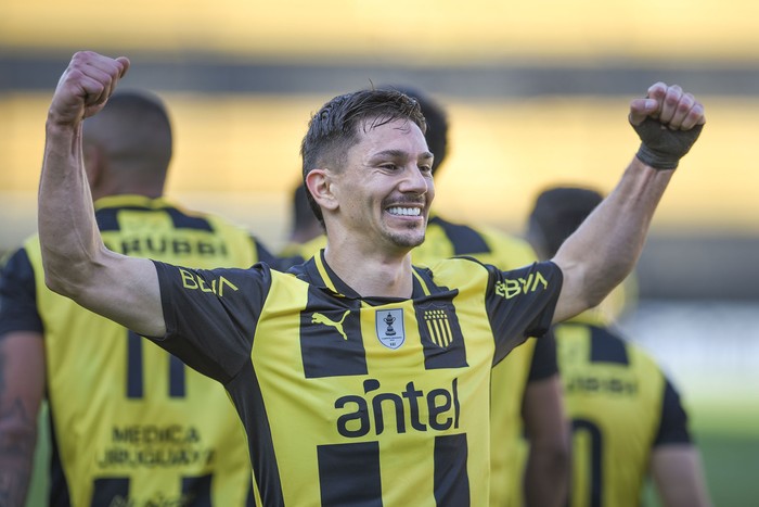 Maximiliano Silvera, de Peñarol, luego de convertir el primer gol a Nacional, el día 9 de Agosto, en el estadio Campeón del Siglo. · Foto: Gianni Schiaffarino