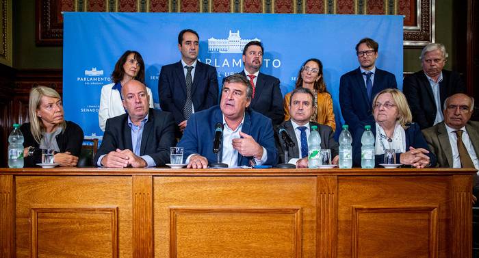 Conferencia de prensa de la bancada de senadores de la coalición de gobierno (archivo, abril de 2023). · Foto: Mauricio Zina, adhocfotos