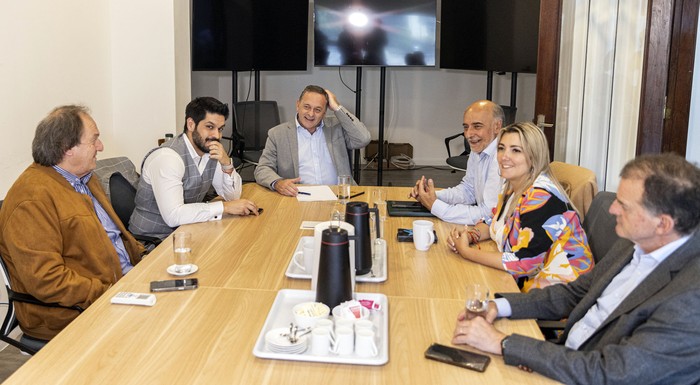 Reunión, el 28 de octubre, de Eduardo Lust, Andrés Ojeda, Álvaro Delgado, Pablo Mires, Valeria Ripoll y Guido Manini Ríos. · Foto: Ernesto Ryan