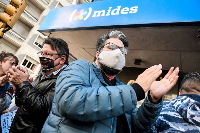 Martín Pereira durante una protesta de funcionarios del MIDES, en la puerta del ministerio sobre la avenida 18 de Julio, en Montevideo (archivo, mayo de 2020). · Foto: Javier Calvelo, adhocFOTOS
