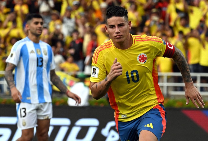 James Rodríguez tras el segundo el gol de Colombia a Argentina, el 10 de setiembre, en el estadio Metropolitano Roberto Meléndez en Barranquilla, Colombia. · Foto: Joaquín Sarmiento, AFP