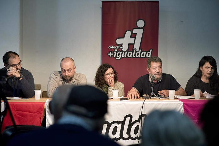 Actividad organizada por el Colectivo +Igualdad el viernes 17, en la diaria. De izq. a der. Charles Carrera, Ernesto Hirigoyen, Paula Baleato, Luis Parodi y Shirley Young.  · Foto: Ricardo Antúnez