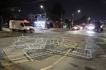 Inmediaciones del estadio Monumental David Arellano de Santiago, luego de que un grupo de hinchas de Colo-Colo intentara entrar por la fuerza al estadio, el 10 de abril. · Foto: Javier Torres, AFP