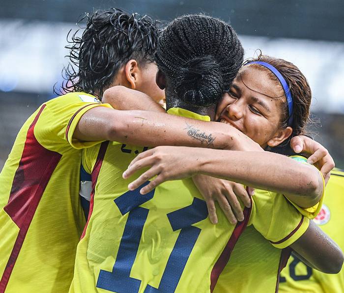 Las jugadoras de la selección femenina sub-17 de Colombia, luego de vencer a la selección de Tanzania. · Foto: Twiter de la Selección Colombiana