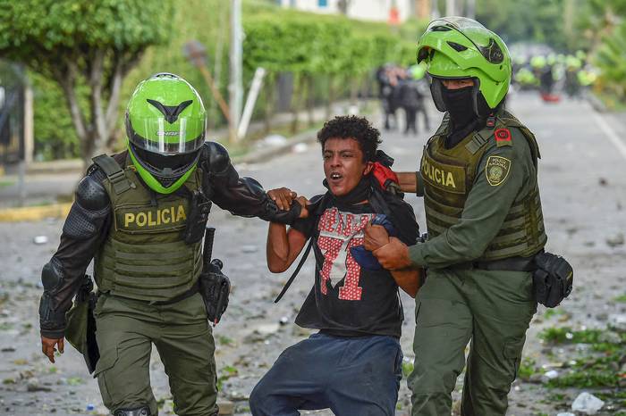 Policías colombianos arrestan a un manifestante durante una protesta contra el gobierno, el sábado, Cali, Colombia. · Foto: Luis Robayo, AFP