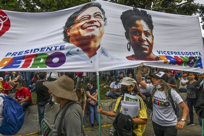 Los partidarios de Gustavo Petro durante un acto de campaña, el viernes, en Medellín, Colombia. · Foto: Joaquín Sarmiento, AFP