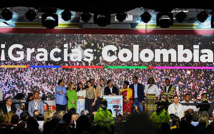 El candidato presidencial colombiano Gustavo Petro y su compañera de fórmula Francia Márquez, en la noche del domingo, en la sede del partido, en Bogotá. · Foto: Yuri Cortez / AFP