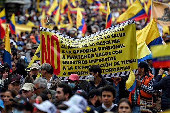Opositores al presidente colombiano Gustavo Petro participan en una manifestación contra las reformas del gobierno, el 15 de febrero, en Bogotá. · Foto: Juan Barreto, AFP