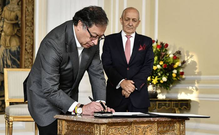 Gustavo Petro, presidente de Colombia, firma un documento junto al nuevo consejero de Estado, Jorge Duque, en Bogotá (26.04.2023). · Foto: Presidencia de Colombia, AFP